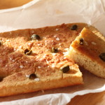 Focaccia gluten free con olive verdi ed erba cipollina