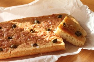 Focaccia pecorino-erba cipollina-olive verdi