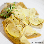 Schiacciata con patate aromatizzata al rosmarino e salvia