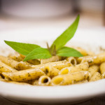 Penne di mais al pesto di salvia ananas