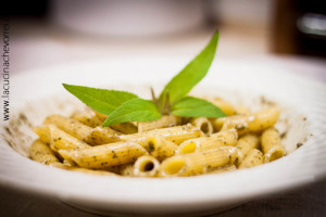 Penne di mais al pesto