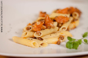 Penne alla zucca con lenticchie e noci